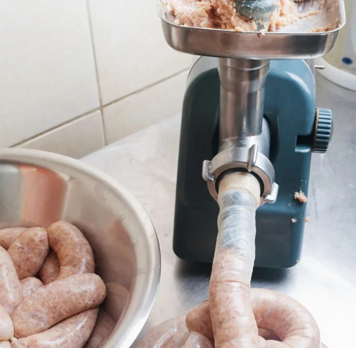 https://startercultures.eu/wp-content/uploads/2021/11/sausage-making-700x684.png.webp