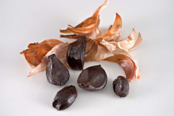 Peeld black garlic