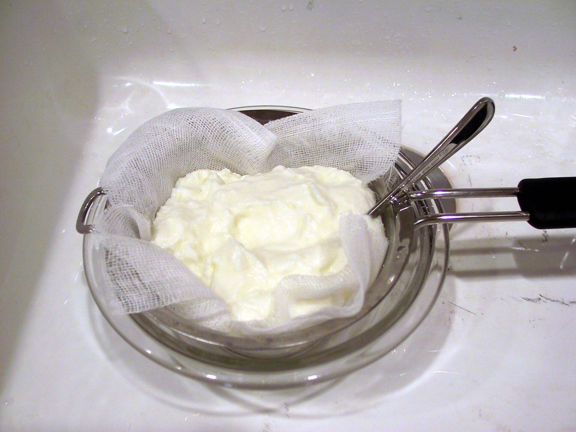 Yoghurt_in_bowl Ingrediënten voor het maken van hangop