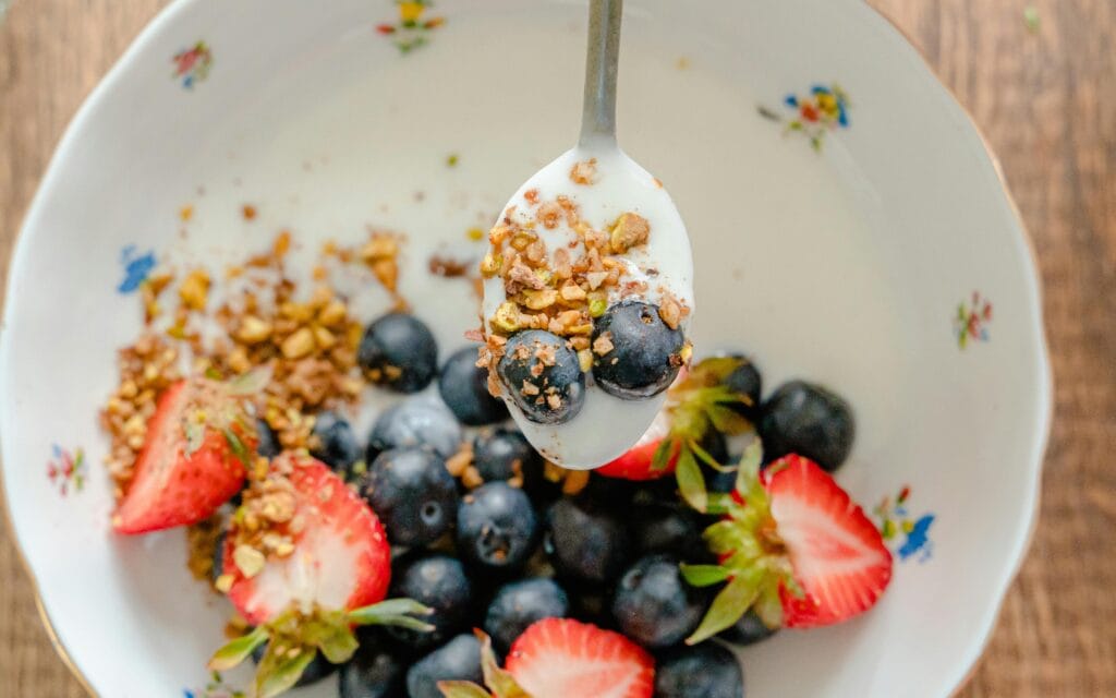 Kom met yoghurt en een kom met kwark