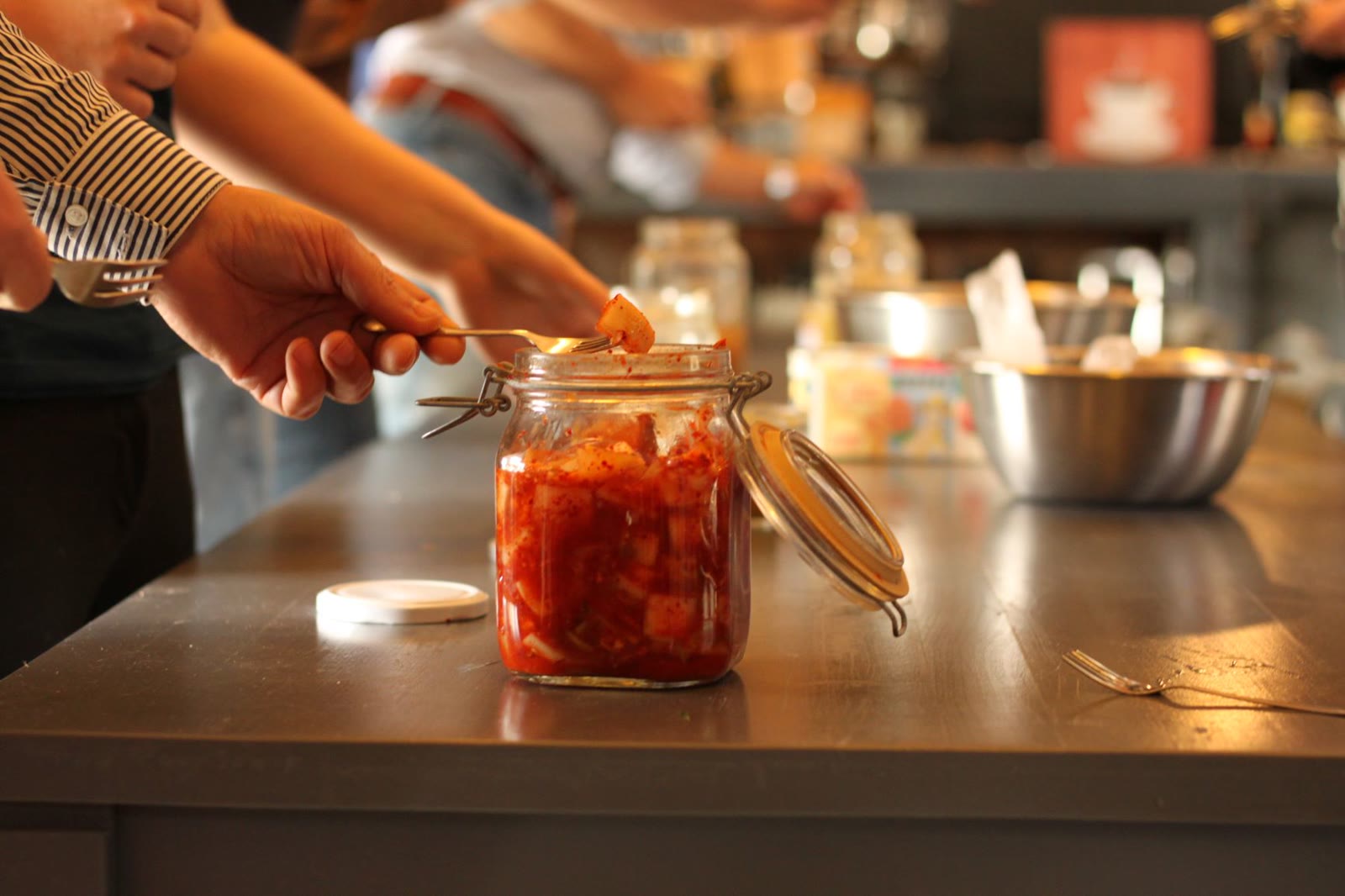 Kimchi maken tijdens een workshop